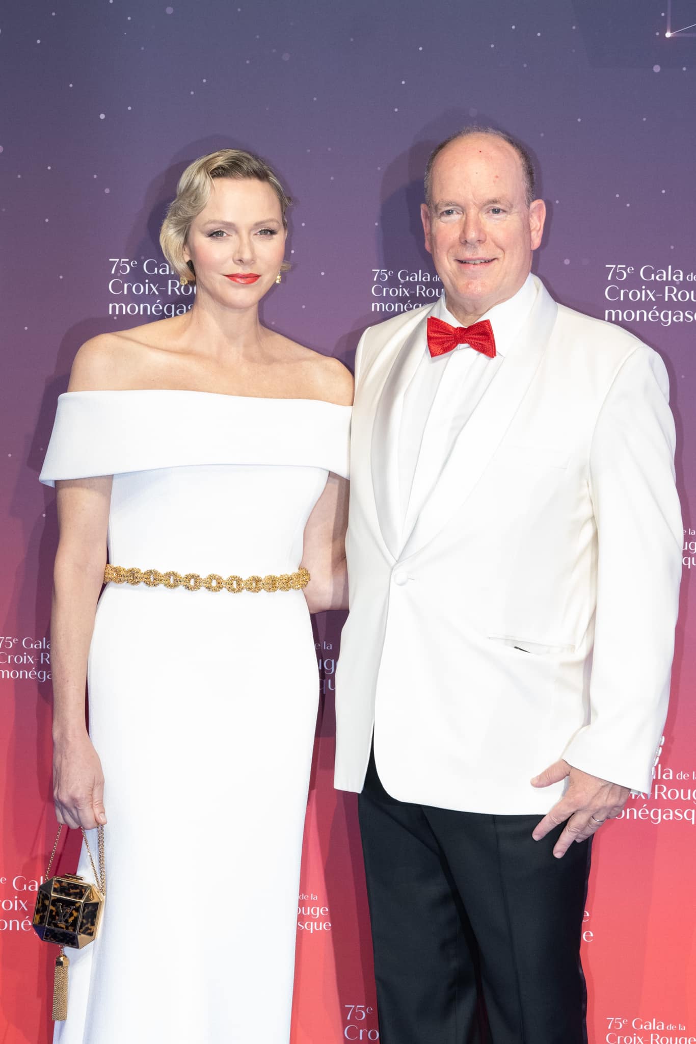 Pr&iacute;ncipe Alberto e Princesa Charlene de M&oacute;naco com Camille Gottlieb na Gala da Cruz Vermelha, a deslumbrar em evento beneficente