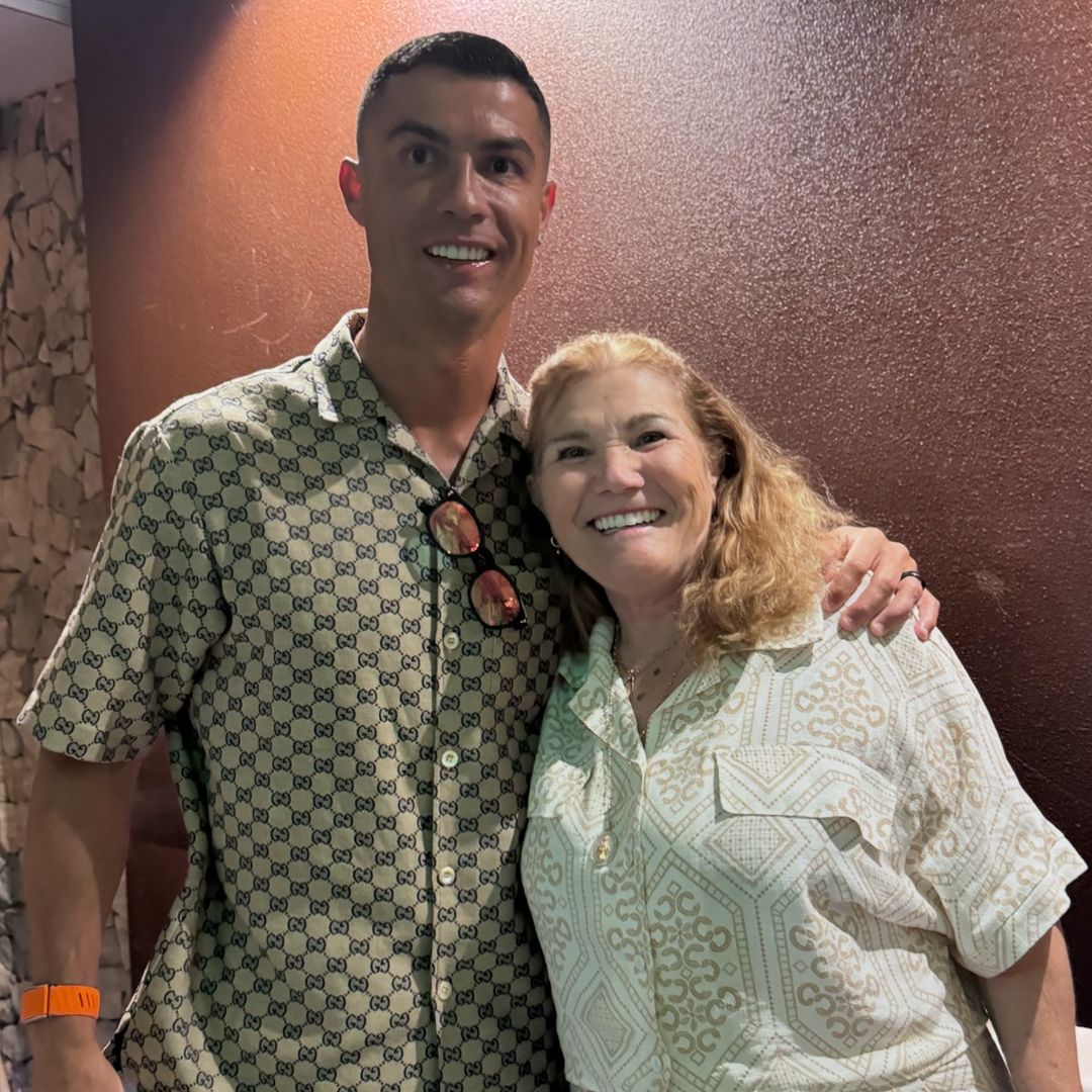 Cristiano Ronaldo e Georgina num encontro familiar em Portugal. A fam&iacute;lia do futebolista encontrou com a m&atilde;e e as irm&atilde;s do craque