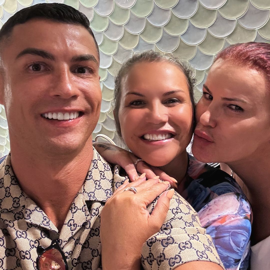 Cristiano Ronaldo e Georgina num encontro familiar em Portugal. A fam&iacute;lia do futebolista encontrou com a m&atilde;e e as irm&atilde;s do craque
