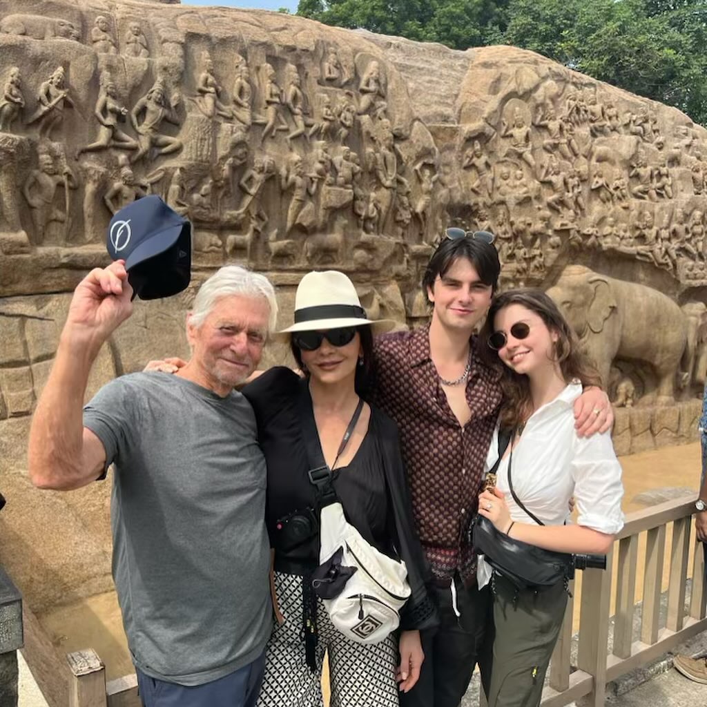 Michael Douglas j&aacute; come&ccedil;ou a celebrar seu 80&ordm; anivers&aacute;rio. O ator de Hollywood foi com a fam&iacute;lia &agrave; Espanha onde j&aacute; come&ccedil;ou a celebrar.