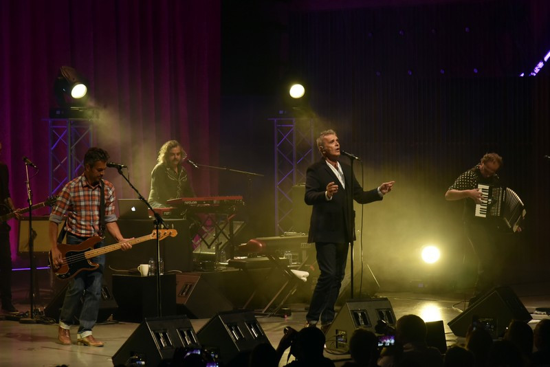 Rui Reininho hospitalizado após sentir-se mal durante concerto. O vocalista da GNR não terminou o concerto por se sentir mal-disposto