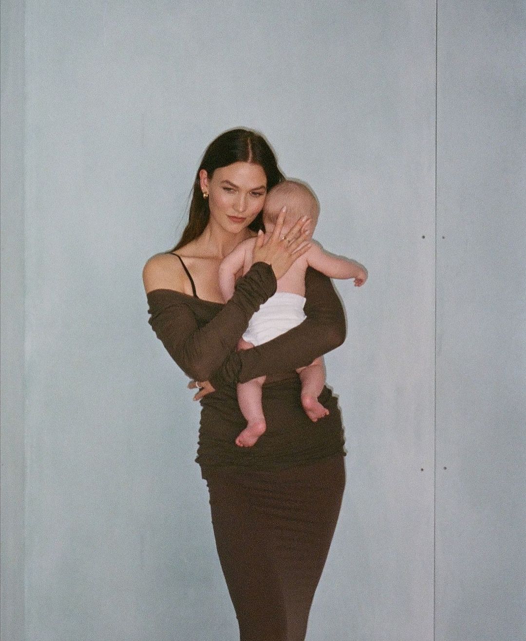 A modelo Karlie Kloss celebra 1&ordm; anivers&aacute;rio do filho com novas fotos. A supermodelo partillhou v&aacute;rias fotos in&eacute;ditas do beb&eacute;