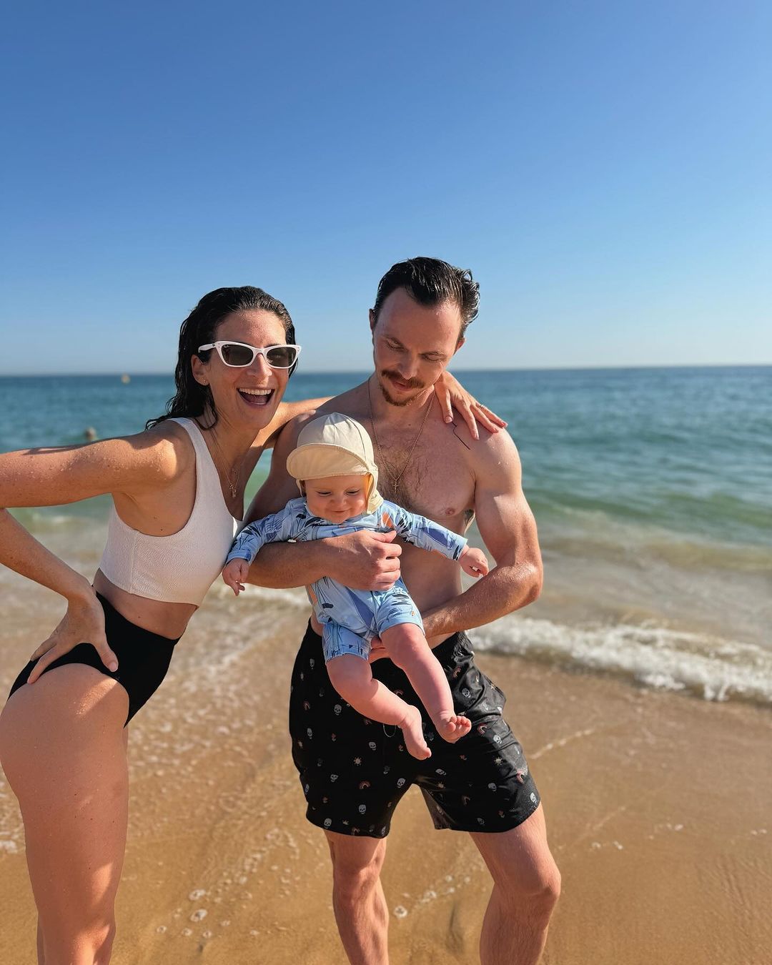 Primeiras f&eacute;rias de Matilde Breyner com a beb&eacute; Mia no Algarve. Com seu marido Tiago Felizardo, o casal desfrutou das praias junto &agrave; beb&eacute;