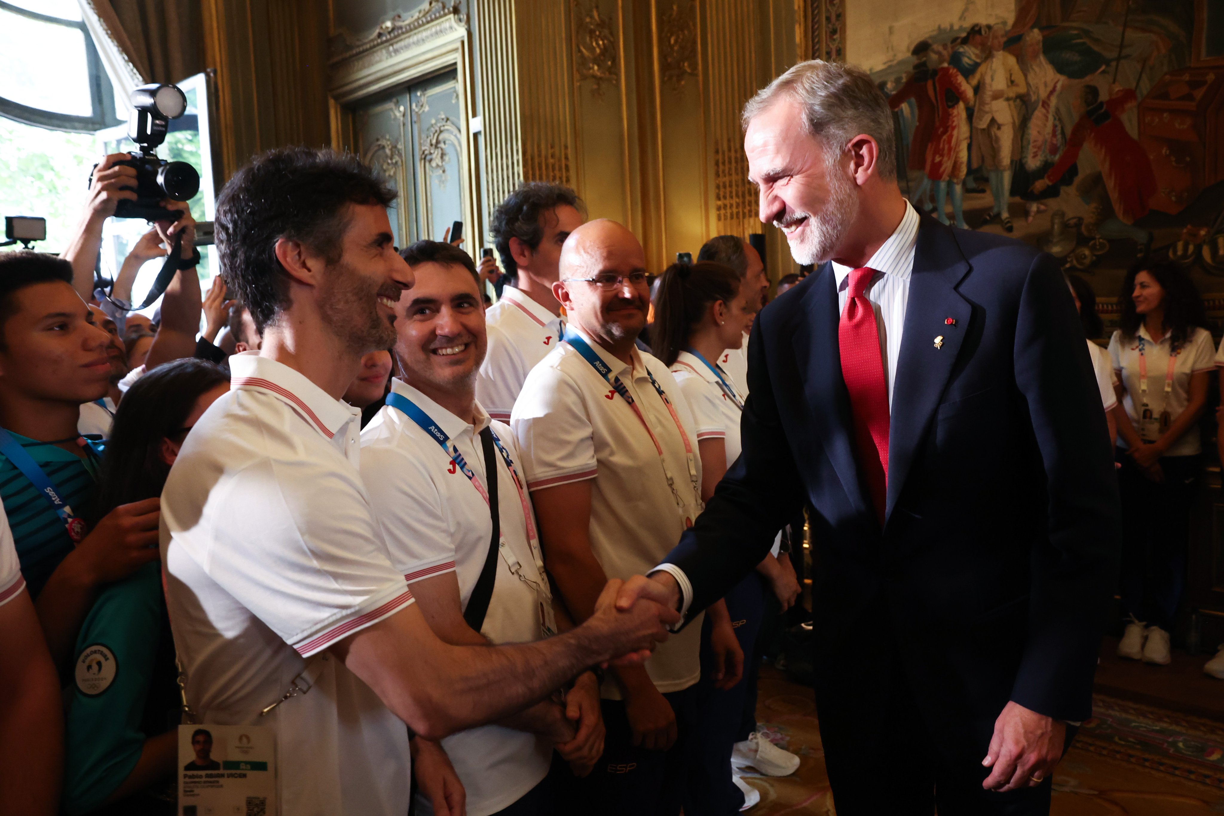 Reis Felipe e Letizia apoiam a equipa ol&iacute;mpica espanhola em Paris. Os monarcas reuniram-se com os atletas para desejar boa sorte.