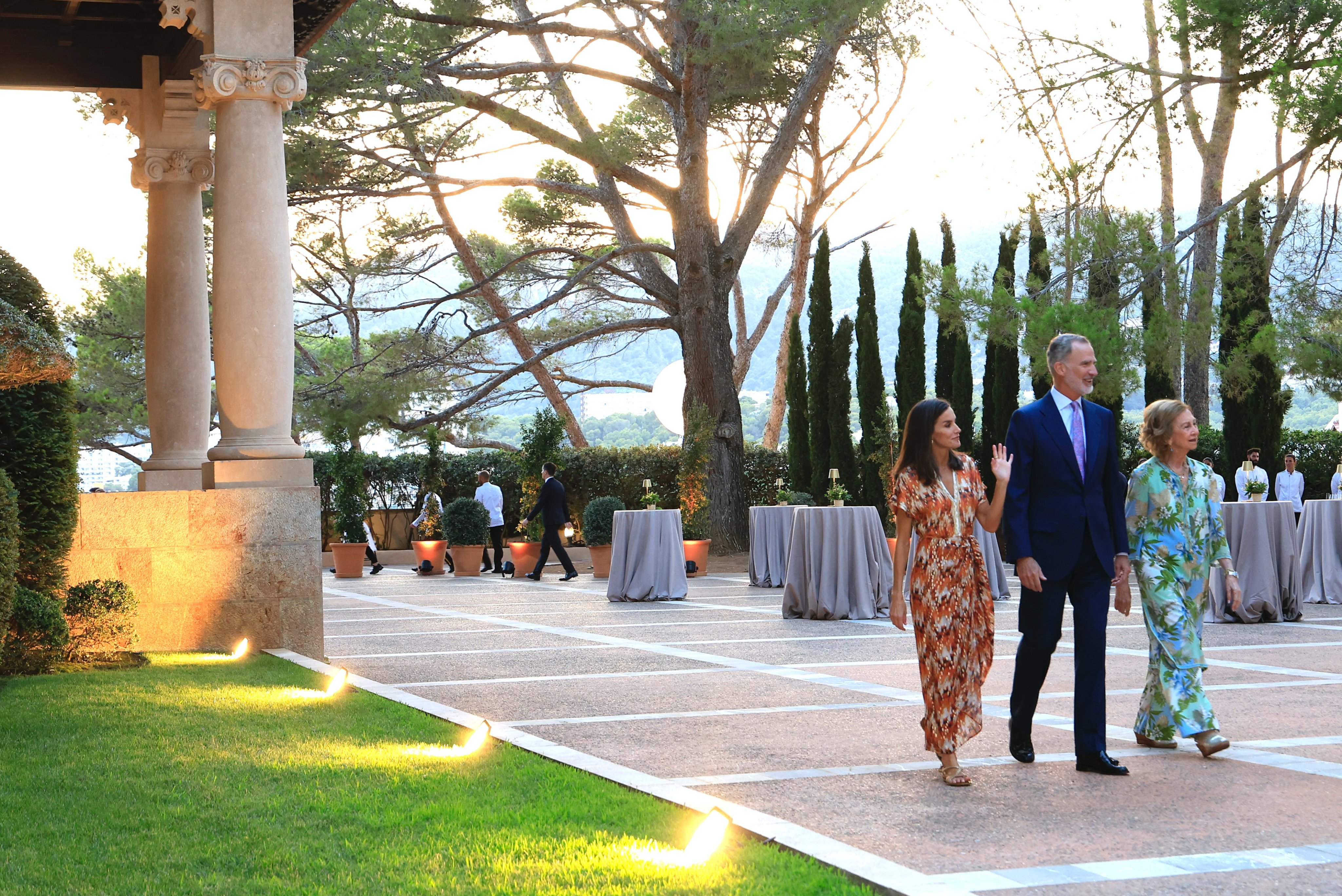 Reis Felipe e Letizia ao lado da rainha Sofia recebem a sociedade civil no palácio de Marivent, num evento com 600 convidados.