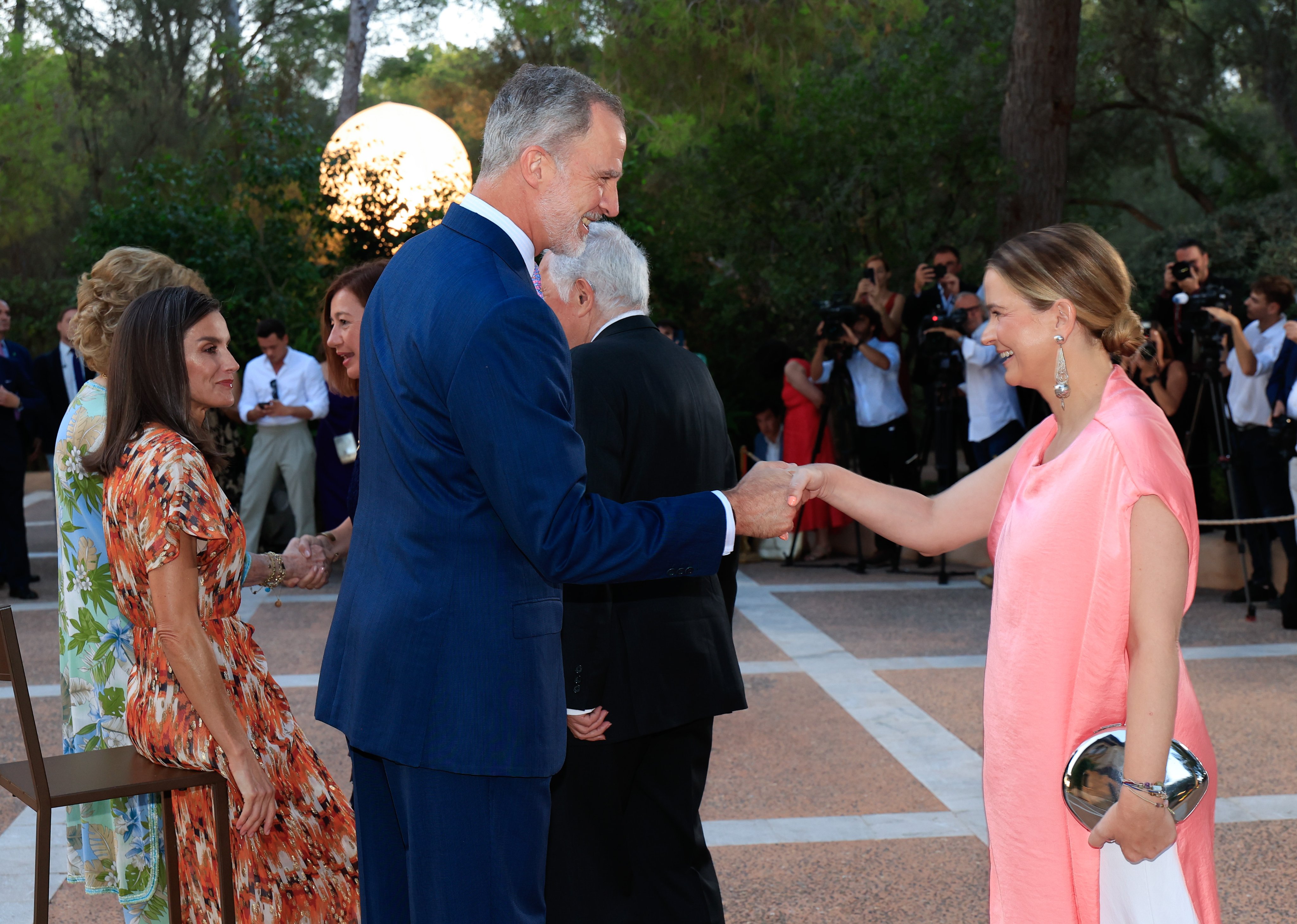 Reis Felipe e Letizia ao lado da rainha Sofia recebem a sociedade civil no palácio de Marivent, num evento com 600 convidados.