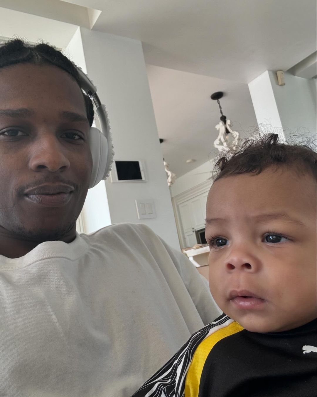 A$AP Rocky celebra primeiro anivers&aacute;rio do filho Riot com novas fotos. O cantor de rap assinalou o anivers&aacute;rio do filho com novos registos