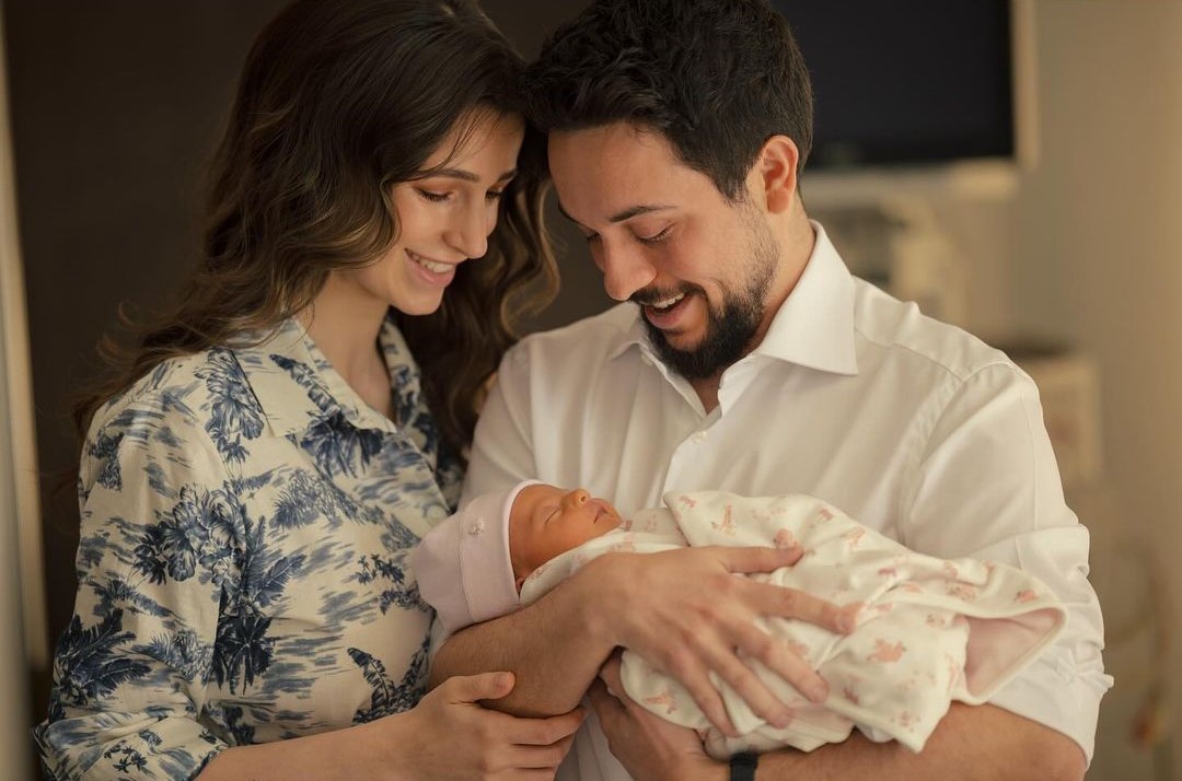 A felicidade dos pr&iacute;ncipes Al Hussein e Rajwa na primeira foto com Iman