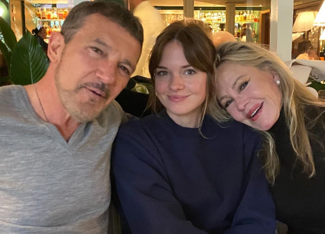 Filha de Melanie Griffith e Antonio Banderas est&aacute; noiva