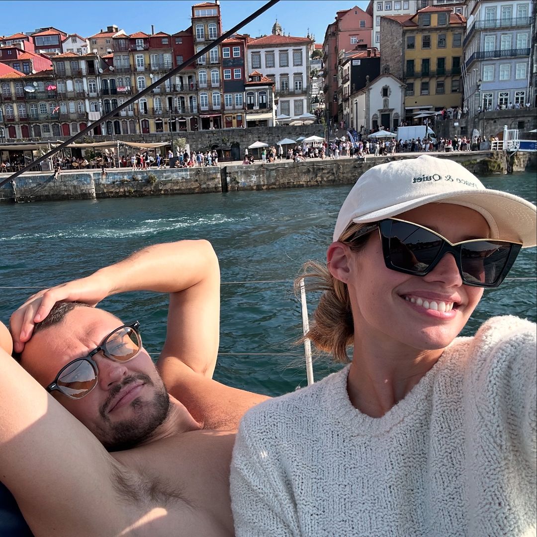 Sara Sampaio e Ray Nicholson de férias em Portugal