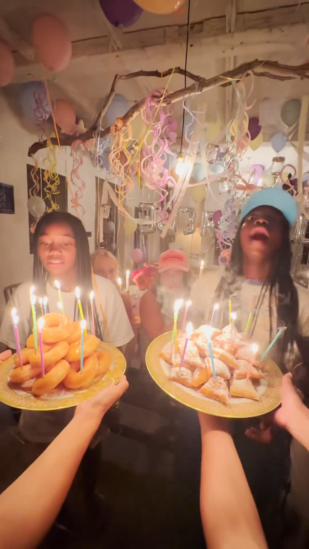 Ao lado do novo namorado, Madonna celebra o 12.&ordm; anivers&aacute;rio das filhas com festa espetacular