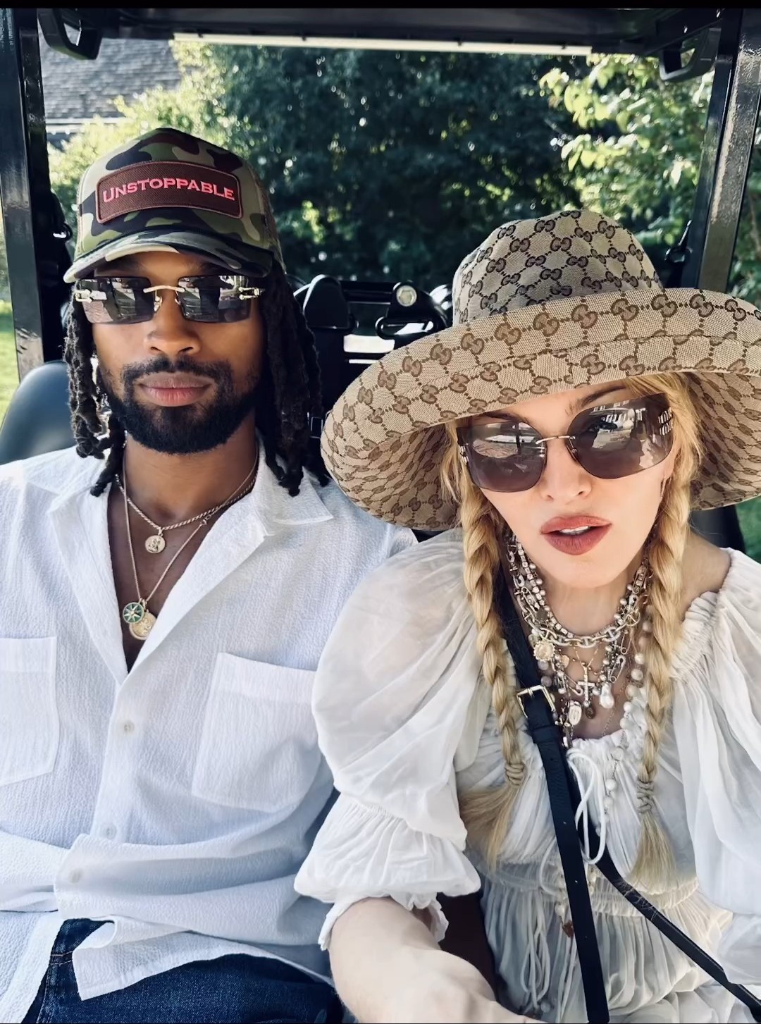 Ao lado do novo namorado, Madonna celebra o 12.&ordm; anivers&aacute;rio das filhas com festa espetacular