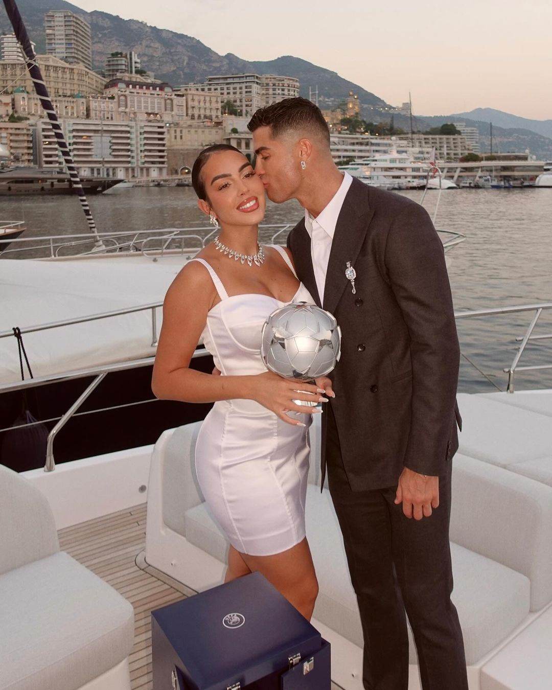 Cristiano galardeado pela Liga dos Campe&otilde;es e Georgina o homenageia