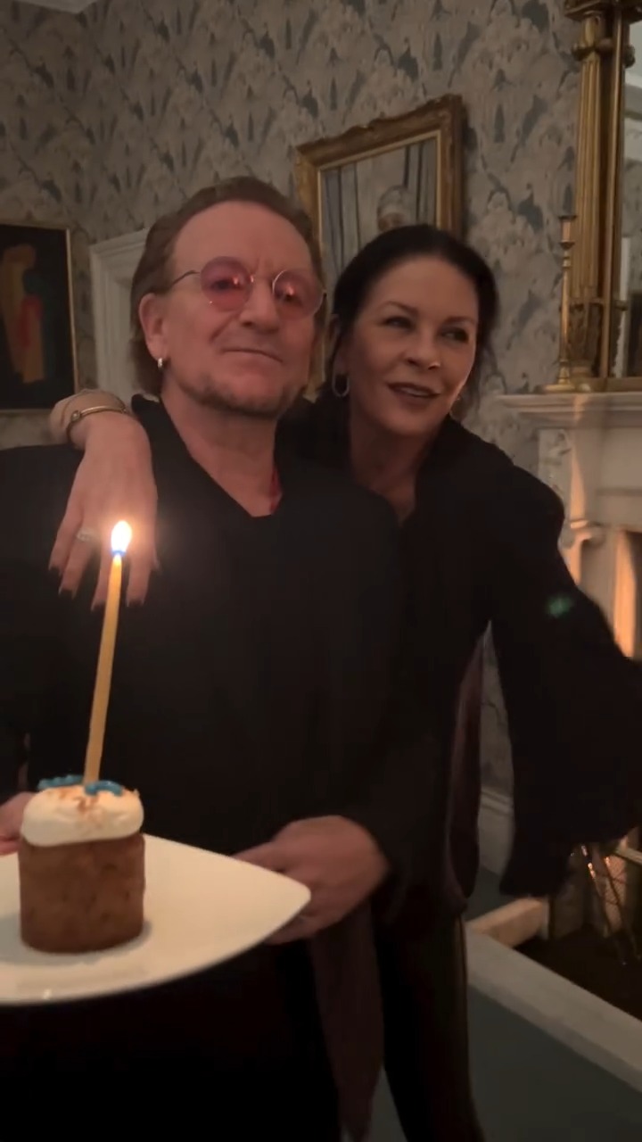 Bono Vox canta os parabéns a Catherine Zeta-Jones e Michael Douglas