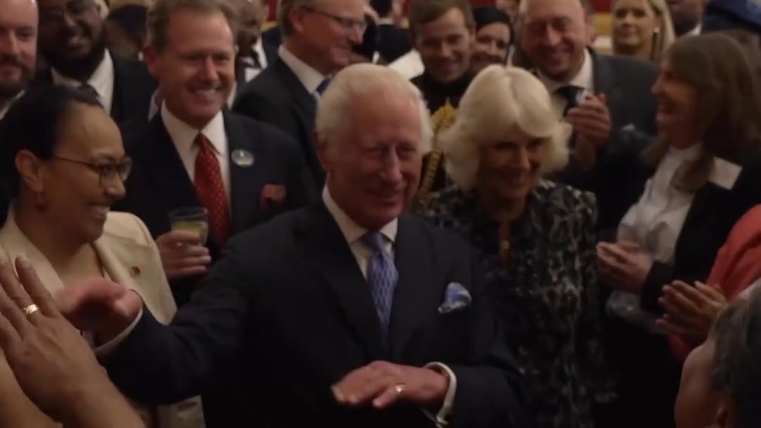 Carlos III desafiado a dançar