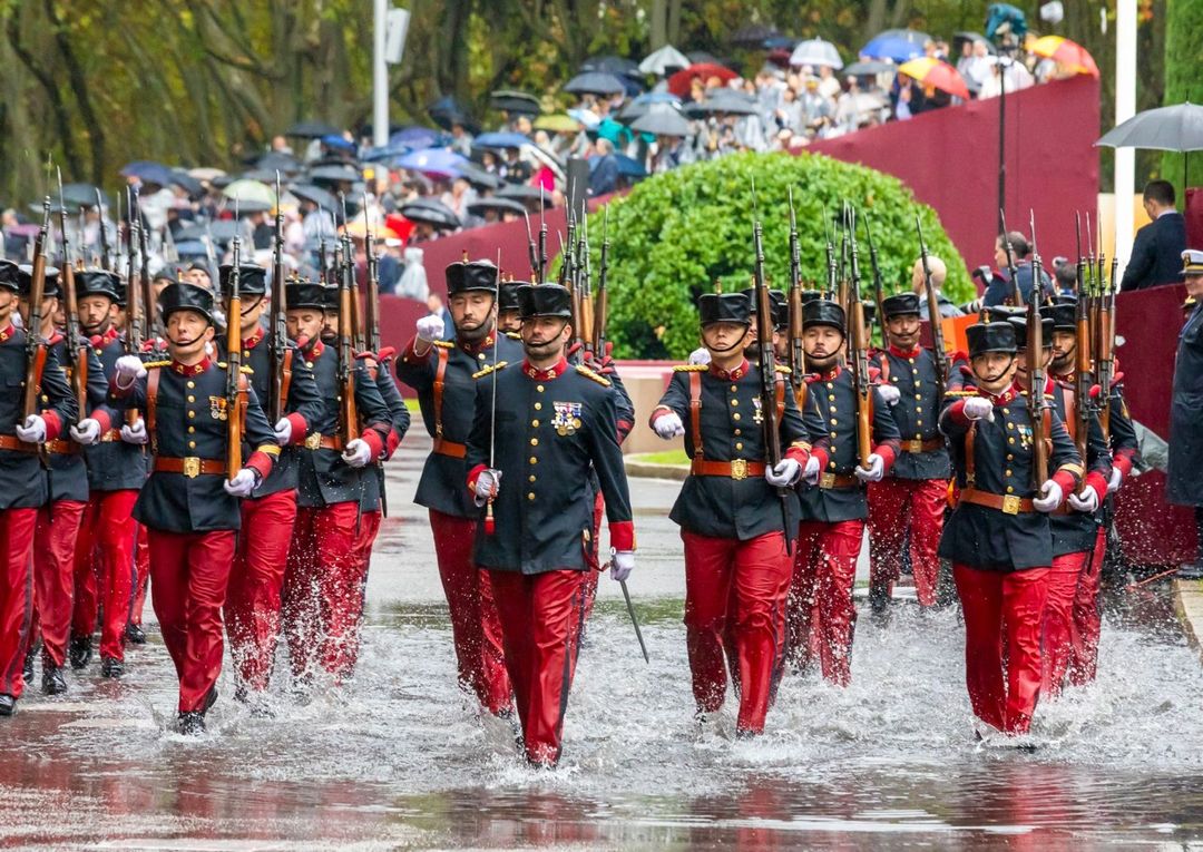 Acompanhados pela princesa Leonor, Letizia e Felipe VI celebram Dia da Festa Nacional debaixo de chuva forte 