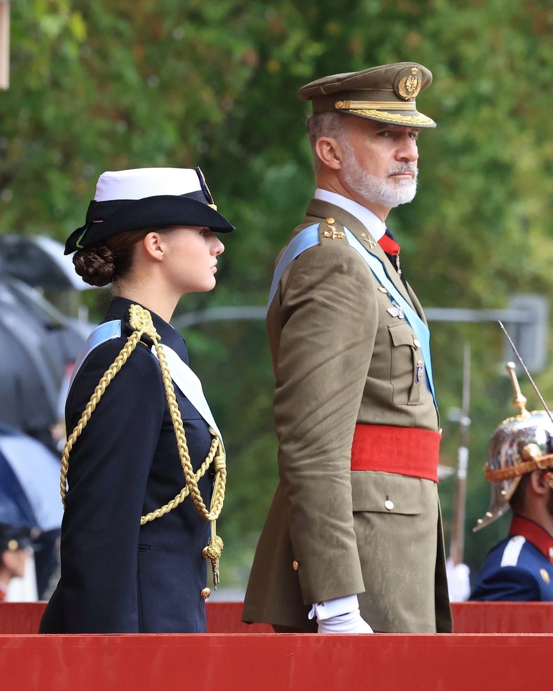 Acompanhados pela princesa Leonor, Letizia e Felipe VI celebram Dia da Festa Nacional debaixo de chuva forte 