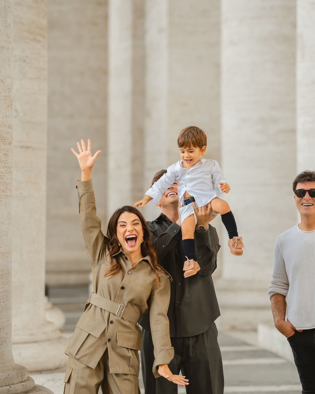 Carolina Carvalho e David Carreira batizam Lucas no Vaticano, em Roma