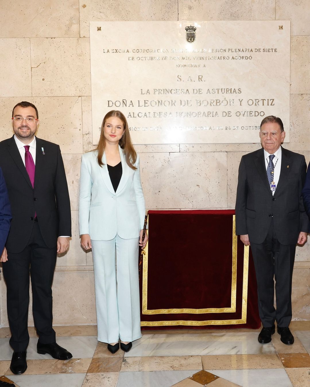 Em Oviedo, a princesa Leonor dedica distinção à mãe e à avó materna, a jornalista Menchu Álvarez del Valle