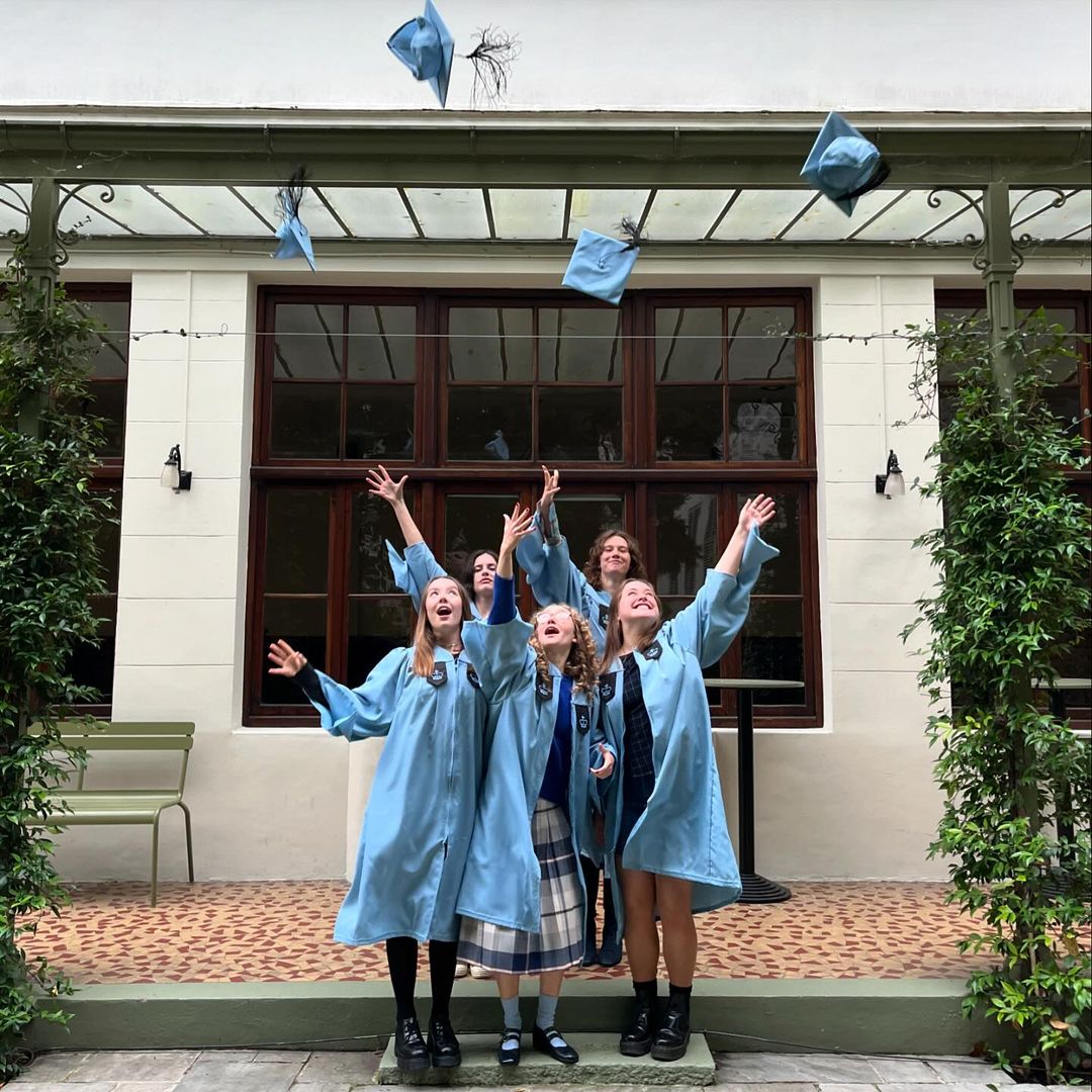 Princesa Alexandra de Hannover celebra a sua graduação, em Paris