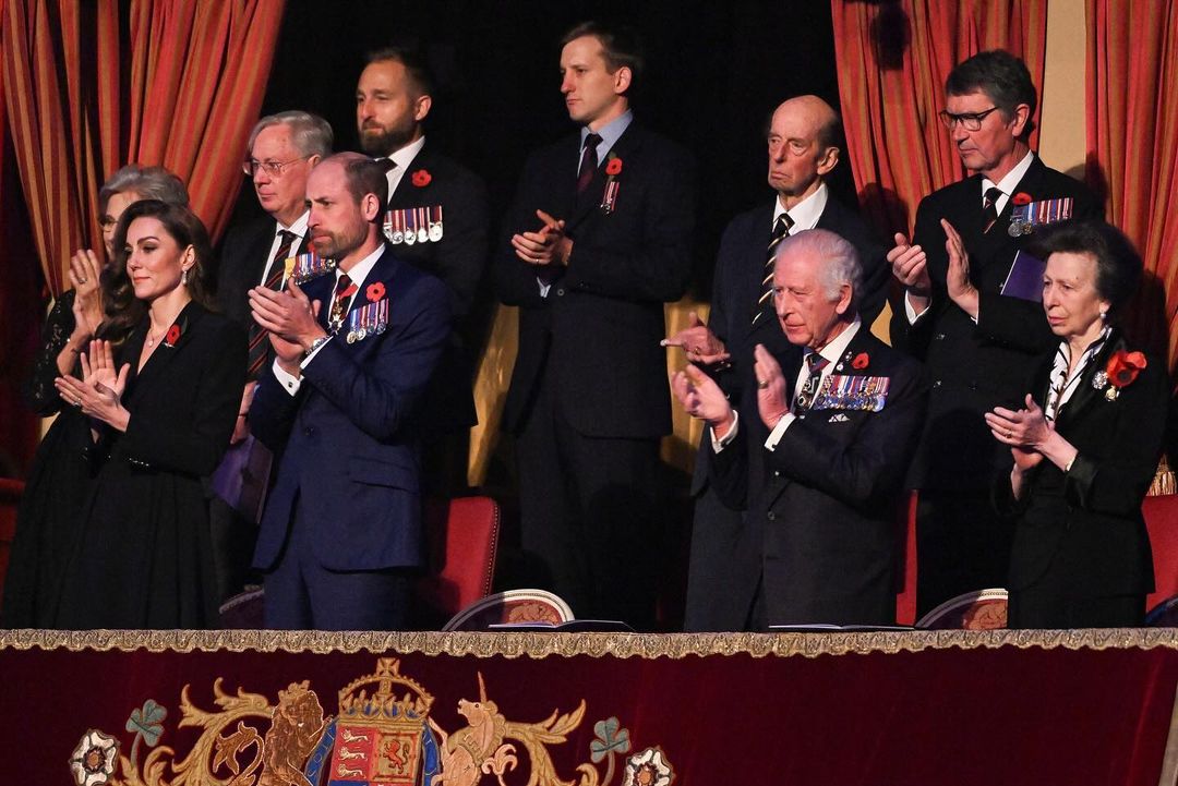 Família real britânica reunida para o Dia do Armistício