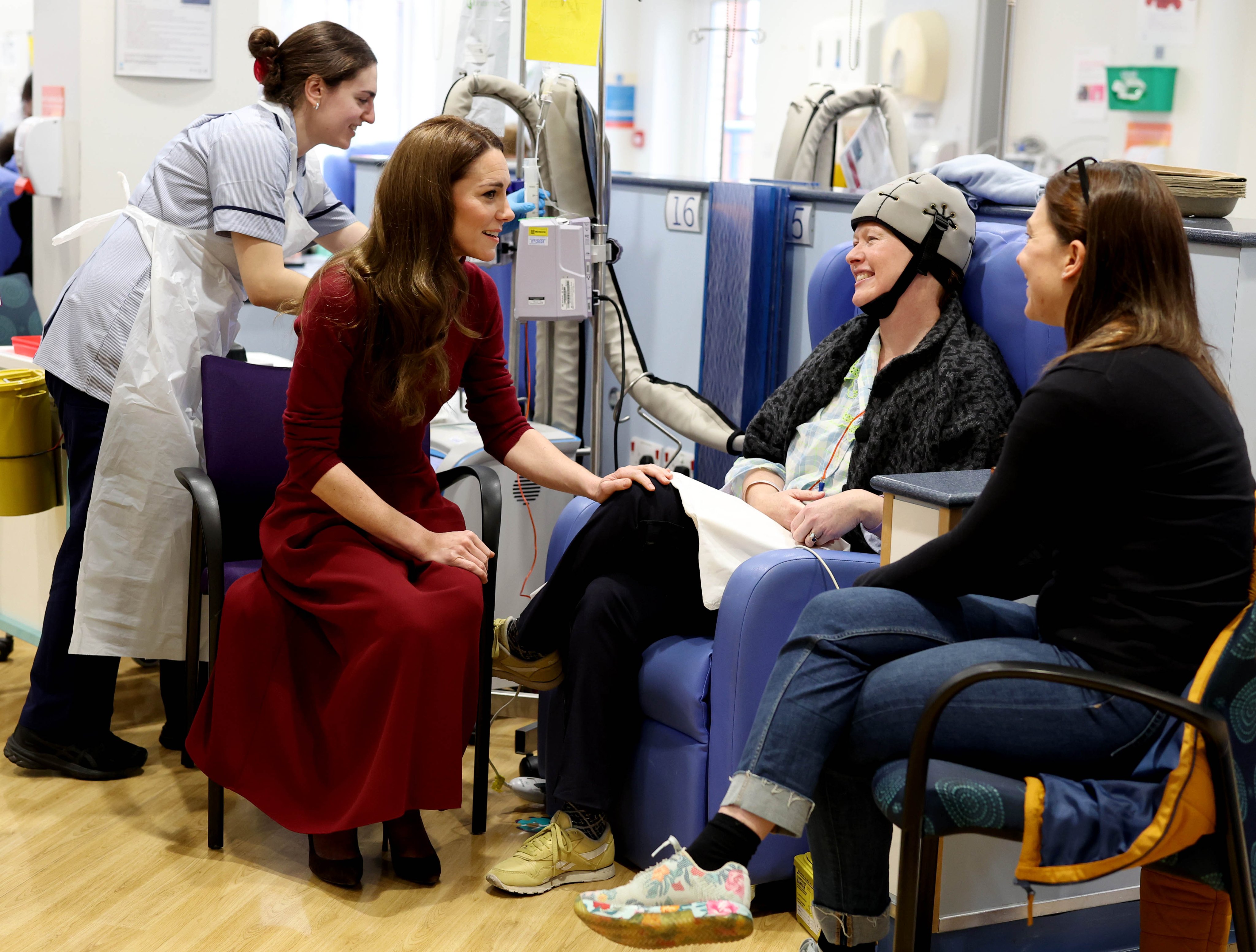 Kate Middleton visita hospital onde foi tratada e anuncia remissão do cancro


