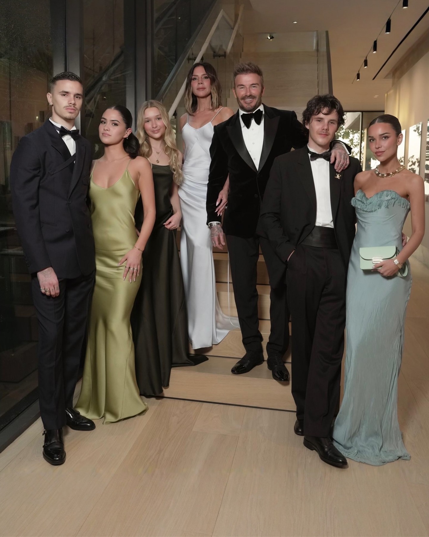Romeo Beckham, Kim Turnbull, Harper Seven, Victoria e David Beckham, Cruz Beckham e Jackie Apostel. Foto: @victoriabeckham