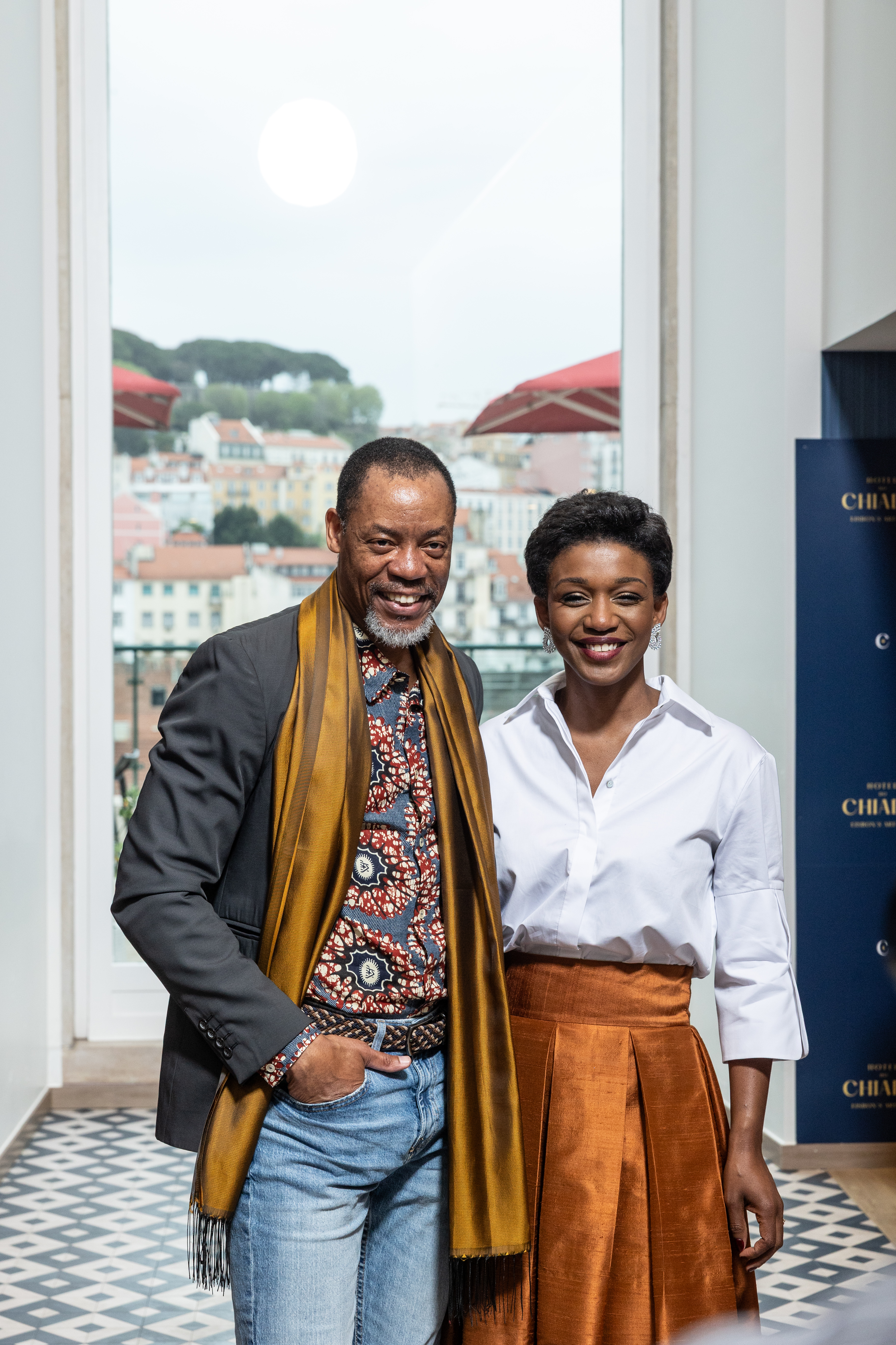 A designer Roselyn Silva com o amigo e ator Hoji Fortuna. Foto: Divulgação