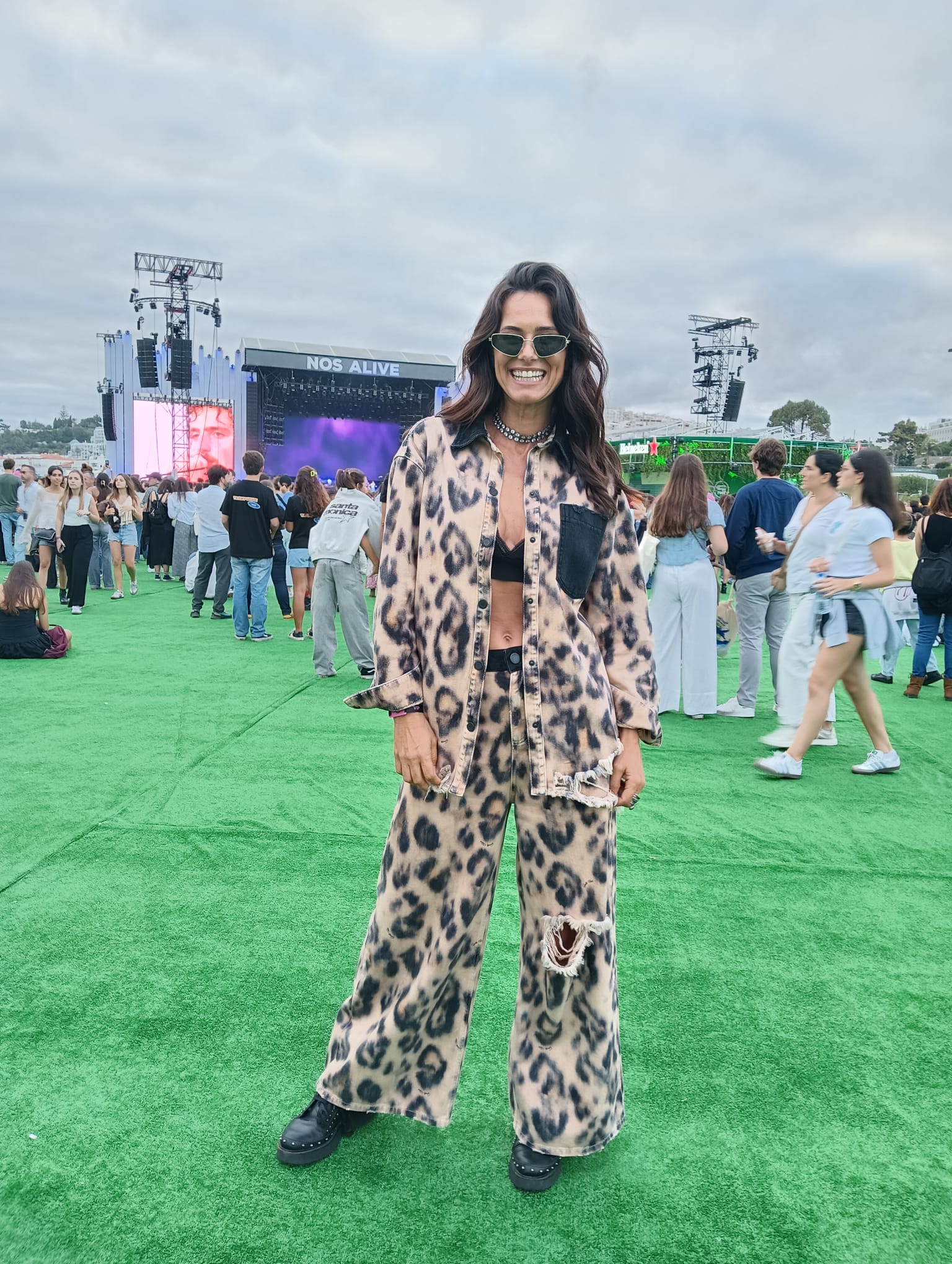 A atriz, de 47 anos, foi uma das presen&ccedil;as mais animadas do primeiro dia do festival.
