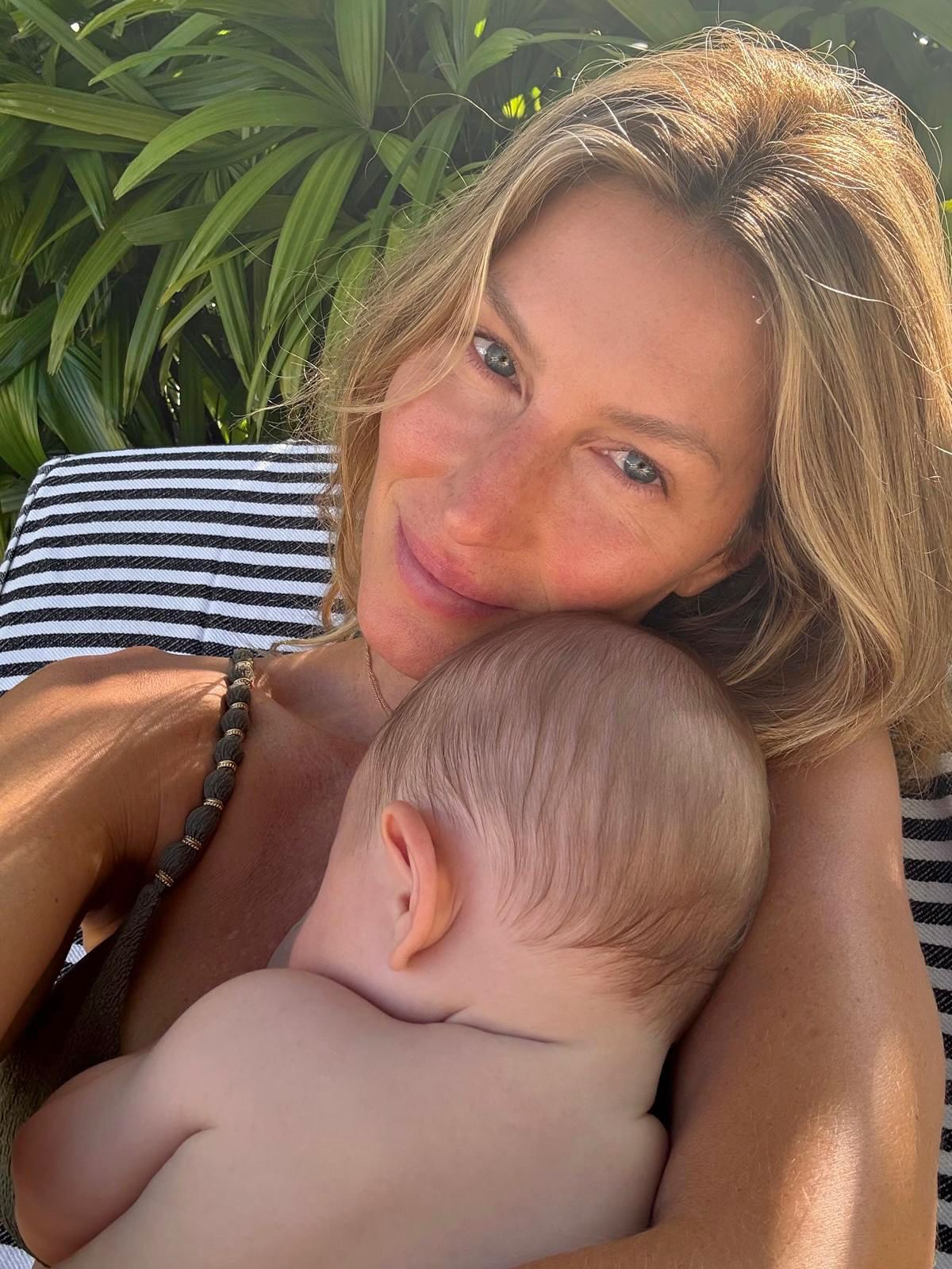 Gisele Bündchen mostra o seu lado mais maternal durante as férias