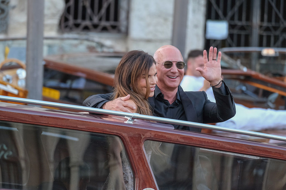 Jeff Bezos e Lauren Sanchez durante o casamento na It&aacute;lia - Foto: Getty Image