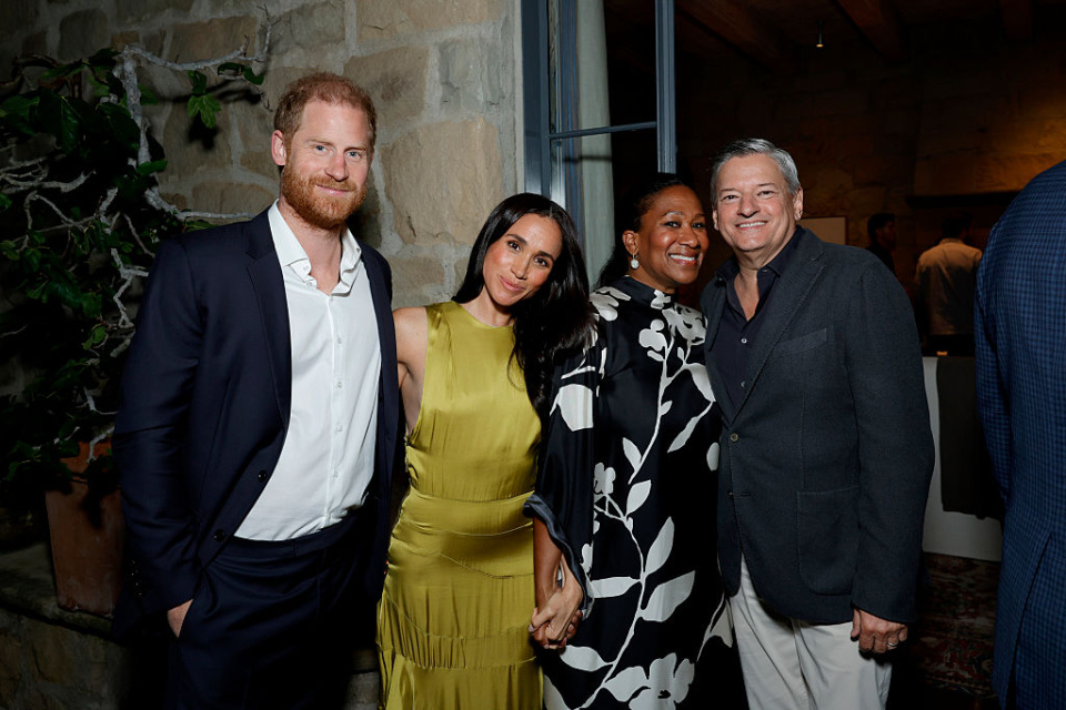 Harry, Meghan, Nicole Avant e Ted Sarandos comparecem ao evento Montecito Tastemaker da segunda temporada do programa BEEF da Netflix em abril - Foto: Getty Images