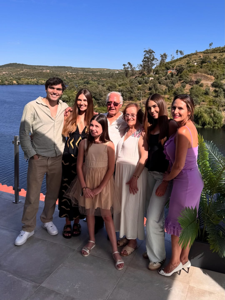 Fernanda Serrano em família ao celebrar aniversário de 81 anos do pai Jaime - Foto: Instagram