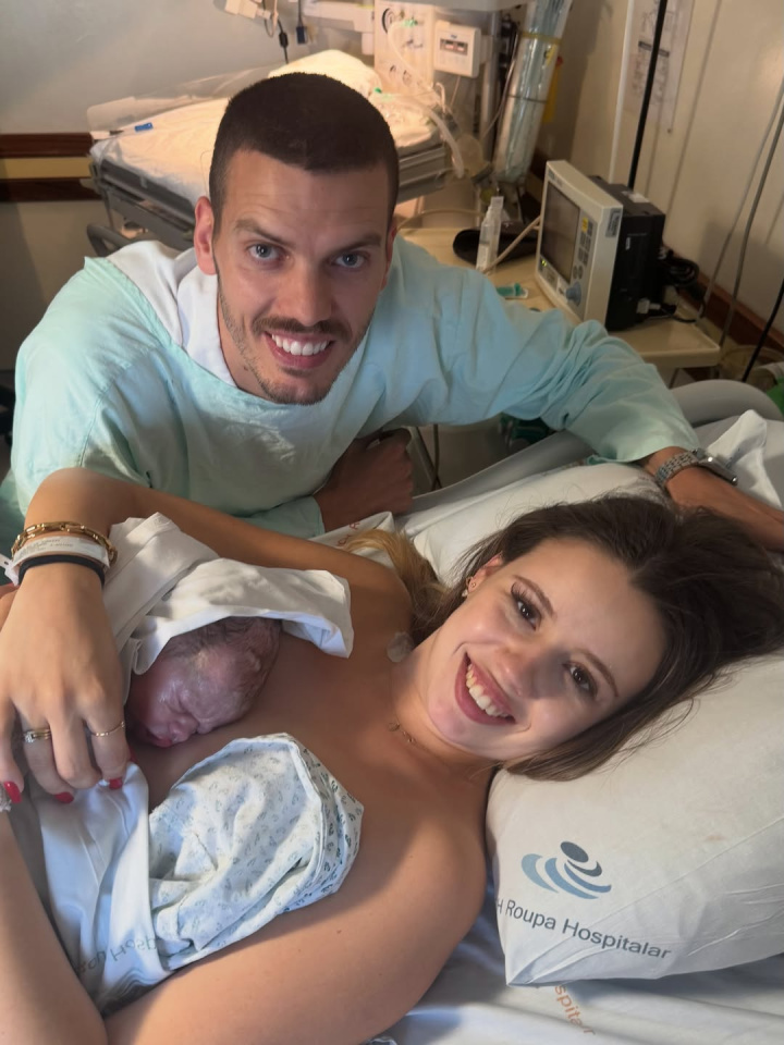 Raul Minh'alma e Laura Mostardinha com o terceiro filho do escritor - Instagram