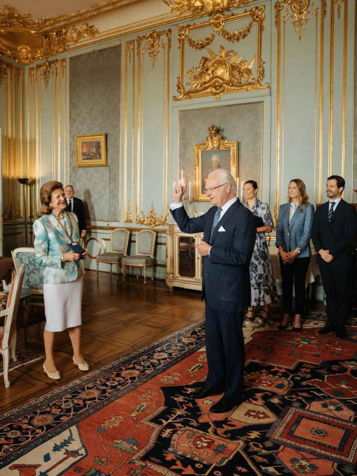 Rei Carlos XVI Gustavo surpreende a Rainha Sílvia com a Medalha Serafim - Foto: Kungliga Hovstaterna