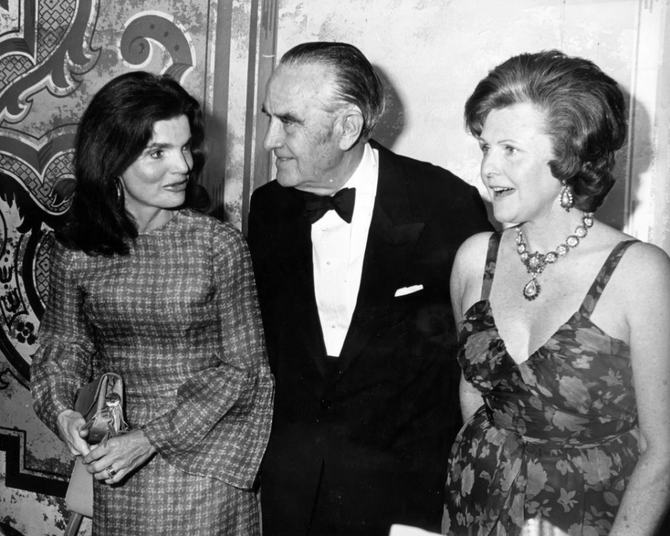 Jackie Onassis, Averell Harriman e Pamela Harrisman em 1974 - Foto: Getty Images