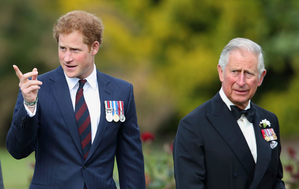 Rei Charles III e Príncipe Harry em Royal Hospital Chelsea, em 2015.