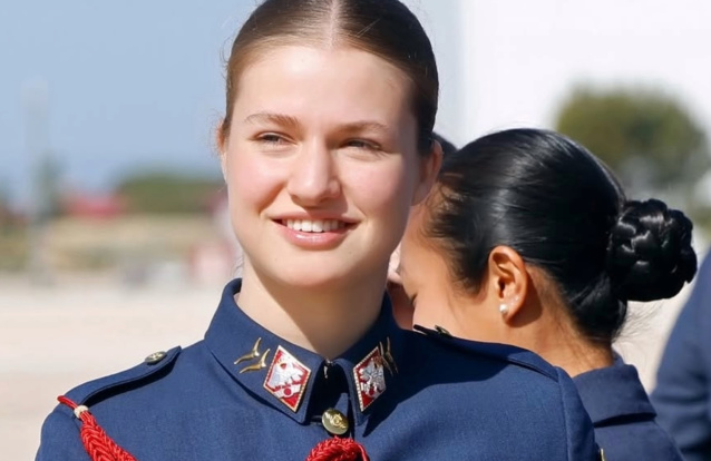 A princesa Leonor sorridente com a farda da Força Aérea e do Espaço, durante uma visita à Base Aérea de Talavera la Real, onde voou num avião a jato F-5. Foto: Reprodução/Instagram/CasaReal.Es