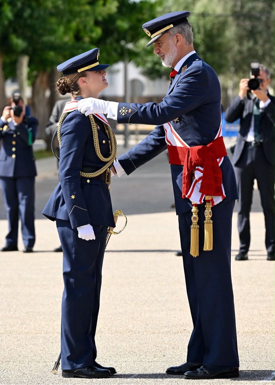 A Princesa Leonor (20) viveu um dia de grandes emoções em San Javier, na região de Múrcia, ao assinalar oficialmente o fim da sua formação militar. A herdeira ao trono espanhol despediu-se assim da vida nas Forças Armadas, encerrando um longo capítulo que começou quando ingressou na Academia Geral Militar de Saragoça, com apenas 17 anos. Os detalhes deste momento marcante foram avançados pela revista Hello Mag. ​Durante estes três anos, a filha mais velha do Rei Felipe VI (58) e da Rainha Letizia (53) cumpriu uma rigorosa preparação institucional. Leonor completou com distinção todas as etapas estipuladas, qualificando-se agora como oficial júnior na Força Aérea e do Espaço de Espanha. Trata-se de um passo crucial para quem um dia assumirá o comando supremo das forças armadas do país. ​Agora, livre das rígidas rotinas dos quartéis, a jovem prepara-se para desfrutar de um verão prolongado ao lado da sua família. O descanso será feito na companhia dos pais e da irmã, a Infanta Sofia (19), aproveitando as merecidas férias antes de regressar aos palcos da vida académica civil. Esta pausa surge após meses de grande exigência física e mental nos treinos. ​Já no próximo mês de setembro, a futura rainha vai iniciar uma jornada completamente diferente na Universidade Carlos III, em Madrid. Leonor irá frequentar a licenciatura em Política, uma escolha estratégica para a sua futura função como chefe de Estado. O curso vai permitir-lhe compreender a fundo as dinâmicas governamentais e as ciências políticas do seu país. ​Este percurso estruturado, que combina o treino militar com a educação académica civil, repete exatamente o plano que o próprio pai seguiu no passado. A Casa Real espanhola demonstra, desta forma, uma continuidade clara nas tradições de preparação da herdeira. O objetivo é garantir que a jovem atinja a maturidade institucional necessária para os exigentes deveres que o trono lhe reserva.