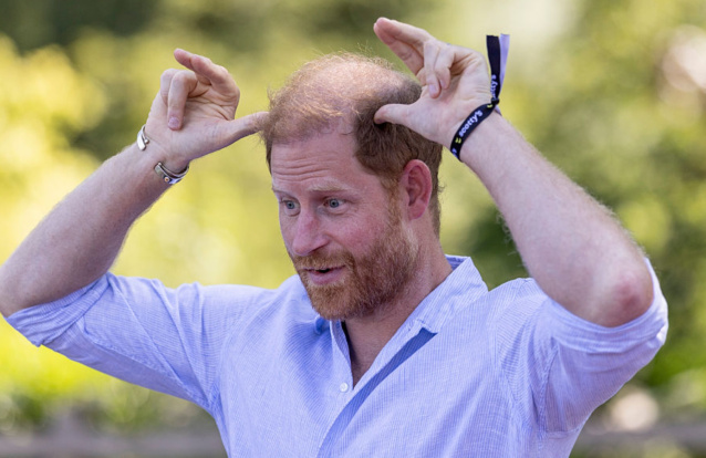 Príncipe Harry durante uma _aula de ioga_ para cabras - Foto: Getty Images