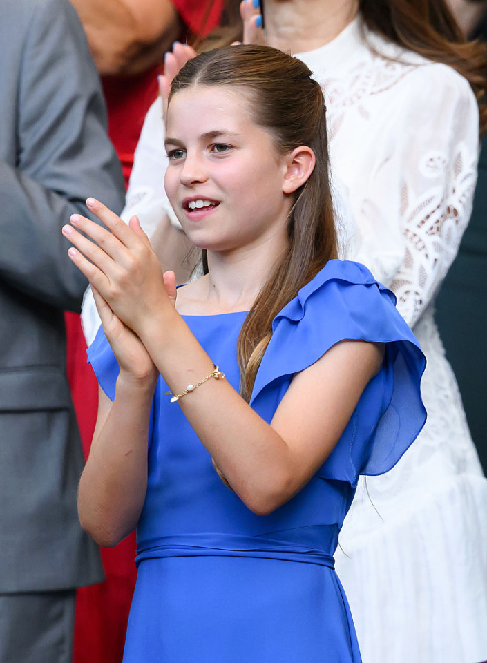 Princesa Charlotte deslumbra com pulseira dourada em Wimbledon. - Imagem: Karwai Tang/WireImage via Getty Images