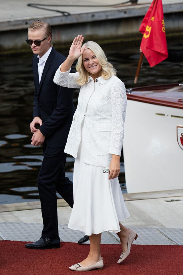 Marius Borg ao lado da Princesa Herdeira da Noruega Mette-Marit, sua mãe, em 2016.