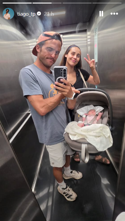 Tiago Tenório e Rita Patrocínio em registo com a terceira filha do casal, Gabriela.