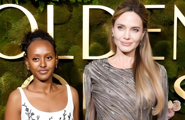 Angelina Jolie com sua filha, Zahara, na passadeira vermelha dos Golden Globes. Foto: Taylor Hill/Getty Images