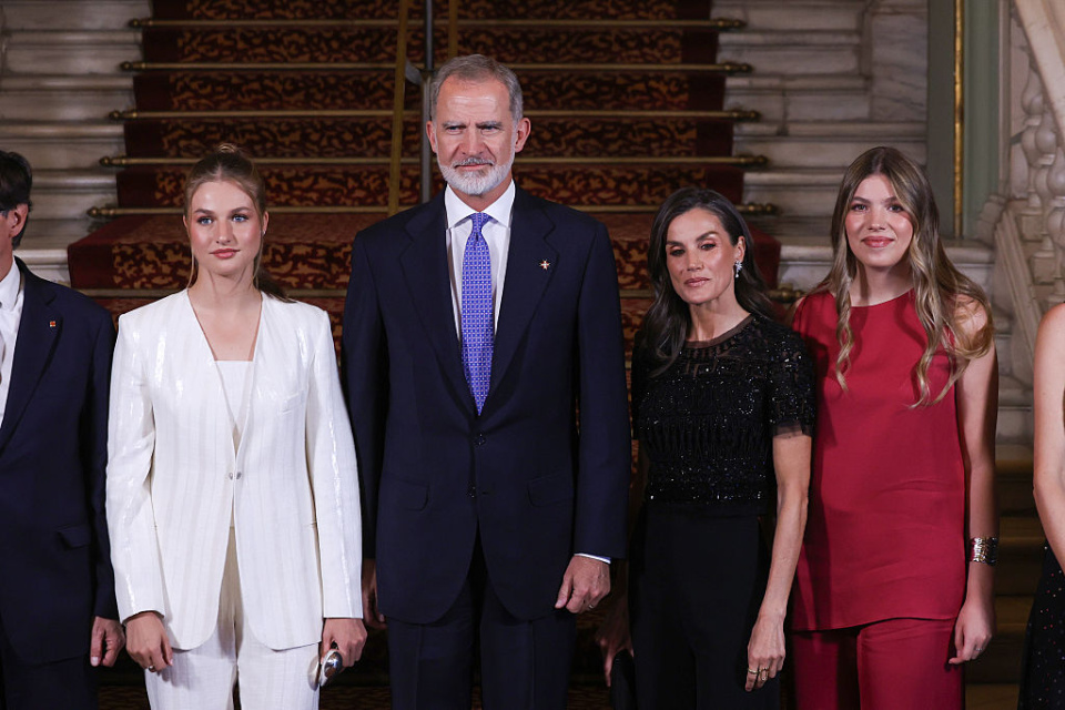 Princesa Leonor de Espanha junto aos pais e a Infanta em cerimónia - Getty Images