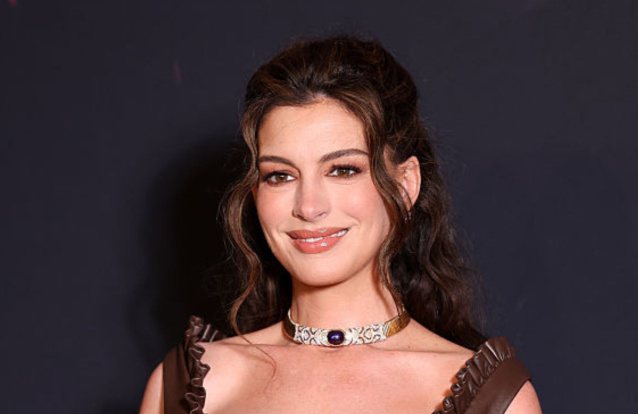 Anne Hathaway na noite de estreia de "A Odisseia" em Paris.