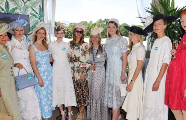 Flora Vesterberg ao lado de membros da Família Real durante Royal Ascot em 2023