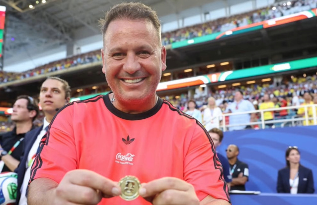 Cândido Costa exibe, sorridente, a moeda oficial que levou ao relvado do Mundial 2026 antes do apito inicial. Foto: Reprodução/Instagram/CandyCosta