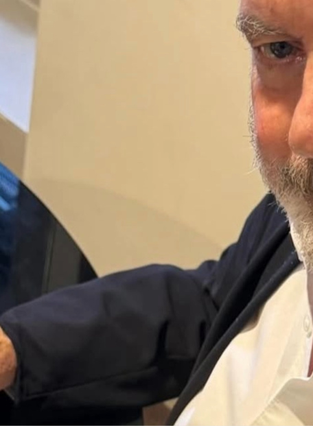 Sam Neill numa fotografia partilhada na sua conta de Instagram. Foto: Reprodu&ccedil;&atilde;o/Instagram/SamNeillTheProp