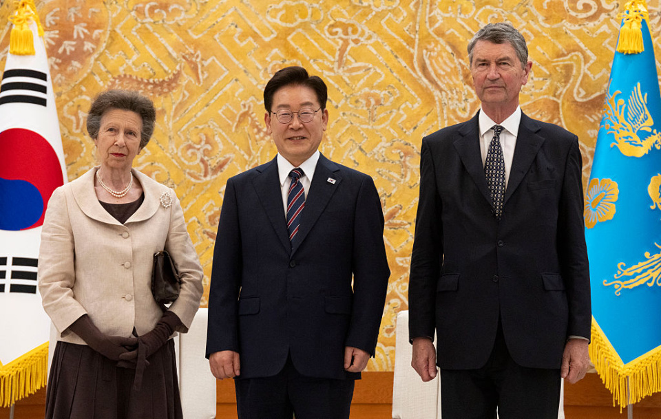 Princesa Anne ao lado de Lee Jae Myung, o presidente da Coréia do Sul.